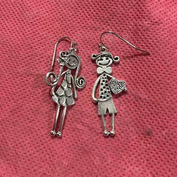 Silver Dangle Earrings โ Cute Couple Design
Boy and girl - Picture 12 of 12